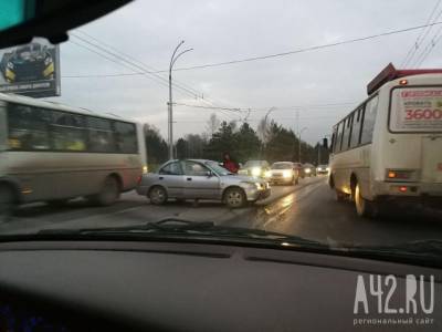 ДТП в Кемерове затруднило движение автомобилей