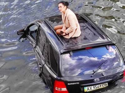 В Харькове машина загадочно упала в реку