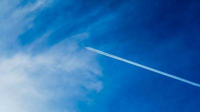 Пассажир запечатлел на видео пересечение путей двух самолетов в небе над Россией