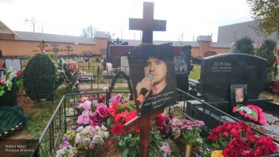Поклонники Евгения Осина несут цветы к восстановленной могиле певца