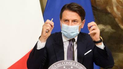 Премьер Италии попросил рэпера призвать молодежь носить маски