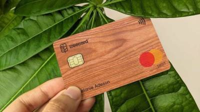 Британский стартап создал деревянную платежную карту. Комиссии по платежам пойдут на высадку лесов