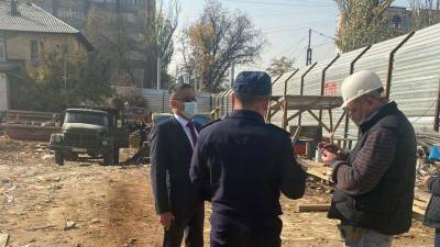 Компания, которая занимается озеленением территорий, незаконно вырубила деревья в центре Алматы