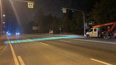 В Ленобласти установили первый "светящийся" пешеходный переход