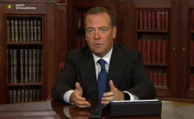 Медведев предложил вернуться к обсуждению идеи четырехдневной рабочей недели