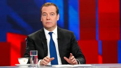 Медведев выступил за обсуждение четырехдневной рабочей недели