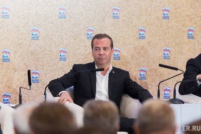 Медведев призвал вернуться к обсуждению вопроса четырехдневки
