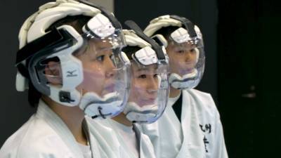 Особые шлемы для занятий карате во время пандемии изобрели в Японии.