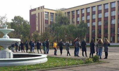 В Бресте студенты БрГТУ вышли на акцию солидарности после того, как сняли ректора