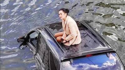 В Харькове женщина утопила машину в реке. ФОТОФАКТ