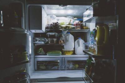 Какие подручные средства помогут убрать неприятный запах из холодильника