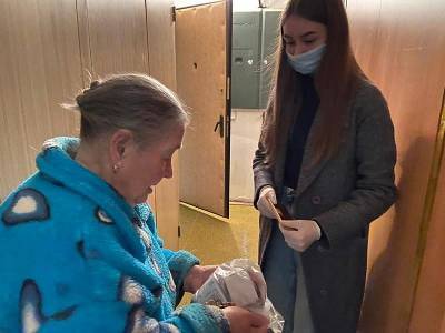 Команда Волонтерского центра доставила смоленским пенсионерам медикаменты