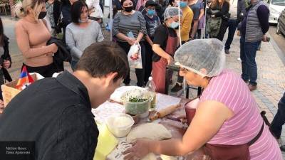 Аромат Арцаха в Ереване: деньги от продажи лепешек идут на нужды фронта