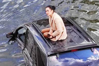 В Харькове женщина на своем авто упала в реку