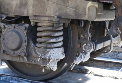 Поезд насмерть сбил молодую женщину в Гатчине