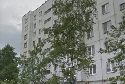 Труп обнаружили в квартире в Пскове после жалобы соседей на странный запах