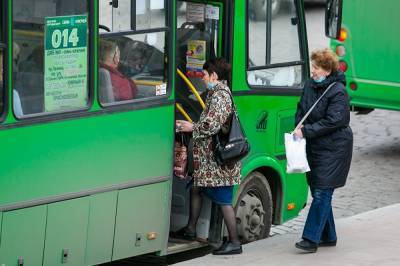 Мэр Екатеринбурга разрешил пассажирам автобусов выталкивать из салона людей без масок