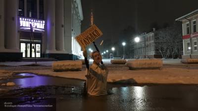 В Архангельске из-за плохих дорог фигуру экс-мэра Годзиша утопили в луже