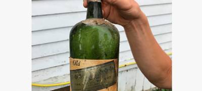 Тайник с 60 бутылками столетнего виски обнаружили во время ремонта дома в деревне