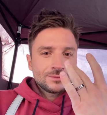 Сергей Лазарев представил публике кольцо на безымянном пальце