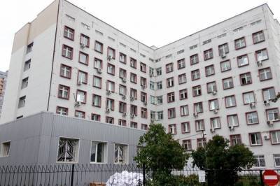 В Киеве за день из окна больницы выбросился еще один больной коронавирусом