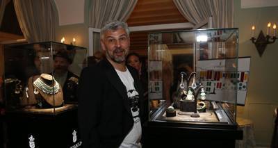Именные часы и бронзовая статуя: квартиру Николая Саркисова ограбили в Париже