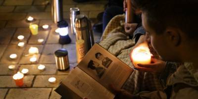 «Всех не осудишь». В Киеве организовали публичные «чтения при свечах» запрещенной книги о деле Стуса — фото