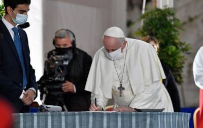 Папа Римский впервые надел маску на публичном мероприятии