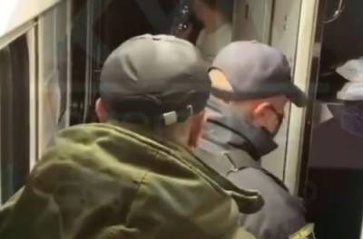 Бегали обнаженными по вагону: в поезде «Львов-Киев» девушки устроили дебош (ВИДЕО)