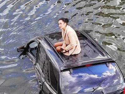 В центре Харькова водительница вылетела в реку, пытаясь объехать кошку