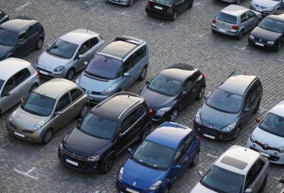 Больше половины петербуржцев испытывает проблемы с поиском парковочного места