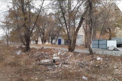 Оренбуржцы возмущены разбросанным мусором на Карагандинской