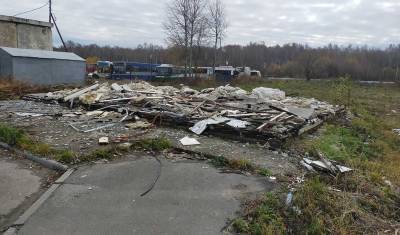 В Тобольске после демонтажа магазина осталась гора мусора