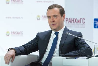 Медведев вновь поднял вопрос «четырёхдневки»