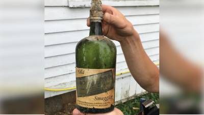 Два американца нашли 60 бутылок столетнего виски в стенах старого дома