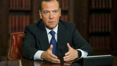 Медведев призвал к обсуждению перехода на четырехдневную рабочую неделю