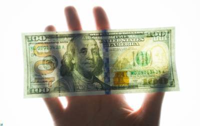НБУ снизил официальный курс доллара впервые за неделю
