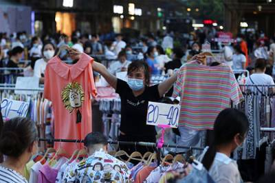 Китай завален гигантским количеством одежды