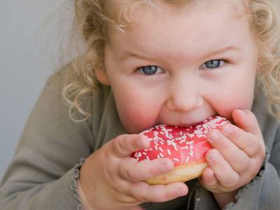 «Это воспаление мозга»: Ученые выяснили, почему дети едят нездоровую пищу и толстеют