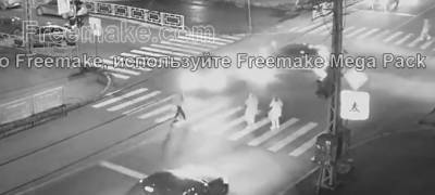 Автомобиль встал на пути гонщика в Петрозаводске и спас пешехода (ВИДЕО)