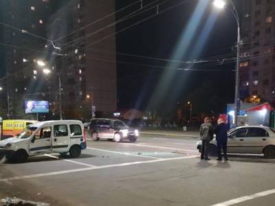 На Оболони в Киеве Renault при повороте столкнулся с Daewoo