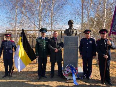 Уральские казаки поставили памятник полковнику, разгромившему Чапаева