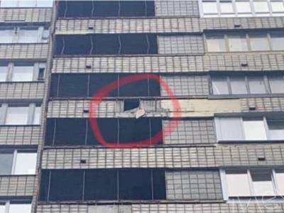 На Печерске в Киеве рухнувший фрагмент балкона повредил авто