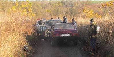 В Покровском районе на грунтовой дороге не разъехались две машины