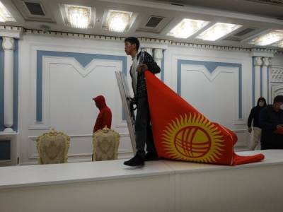 Новые парламентские выборы в Киргизии назначены на 20 декабря