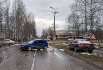 В Сосногорске иномарка опрокинулась на бок после удара о другую машину