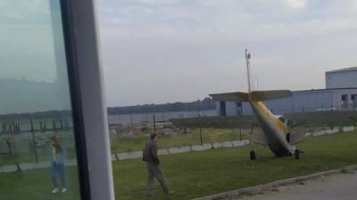 Правоохранители ищут очевидцев аварийный посадки легкомоторного самолета в порту Бронка