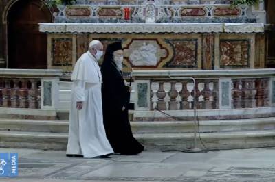 Папа Римский впервые вышел на публику в защитной маске (фото)