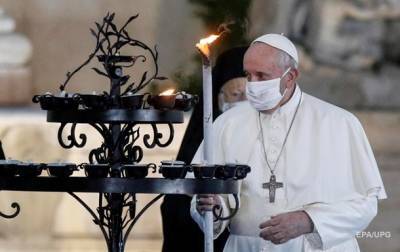 Папа Римский впервые вышел на публику в маске