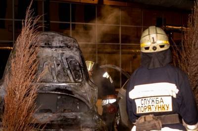 В Днепре сгорел автомобиль: огонь перебросился на соседние машины